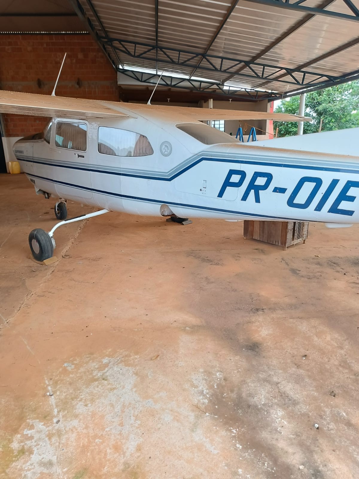 Grupo invade fazenda, faz caseiro refém e rouba avião avaliado em mais de R$ 1,1 milhão em MT