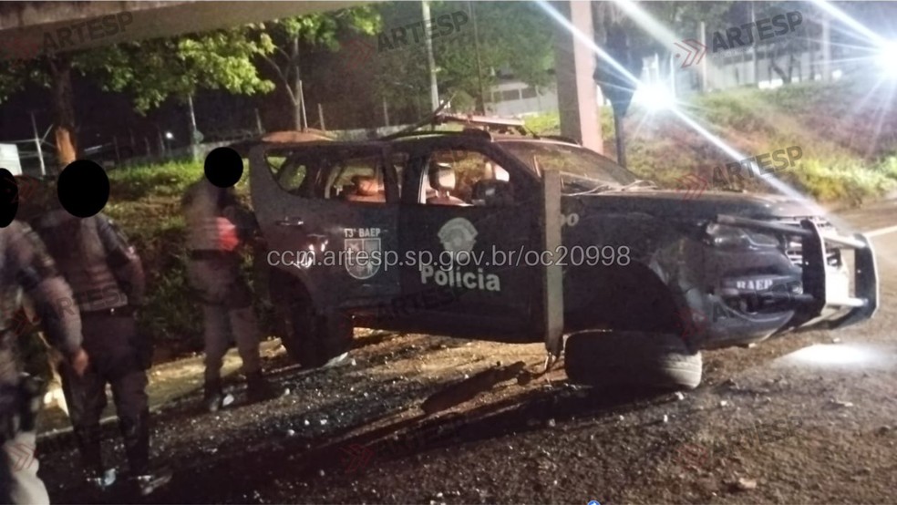 2 de 2
Viatura da PM capota após motorista perder o controle do veículo na SP-294 em Marília — Foto: CCM Artesp/ Divulgação