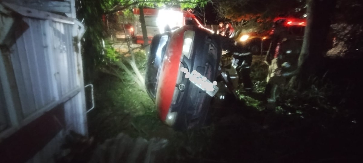 Homem é preso após capotar carro furtado em Juiz de Fora
