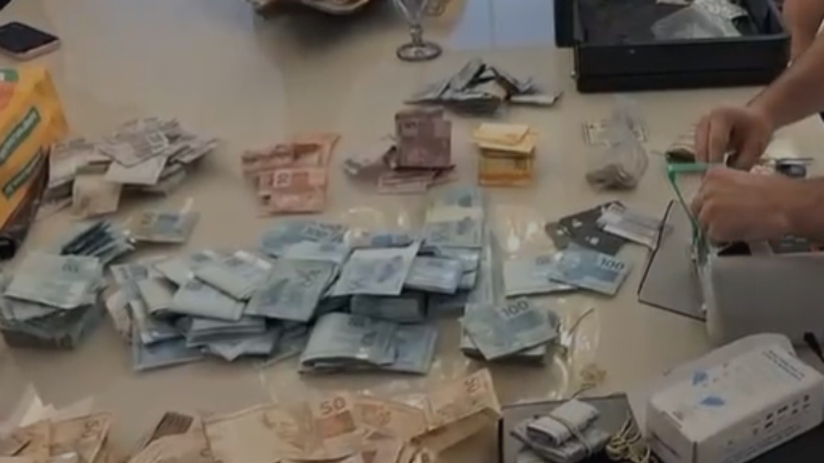 Polícia apreende R$ 300 mil em casa de contraventor foragido