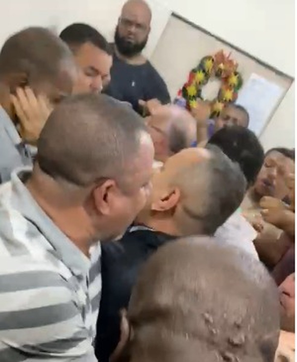Prefeito de Belford Roxo acerta tapa no rosto de homem durante confusão na Câmara de Vereadores — Foto: Reprodução