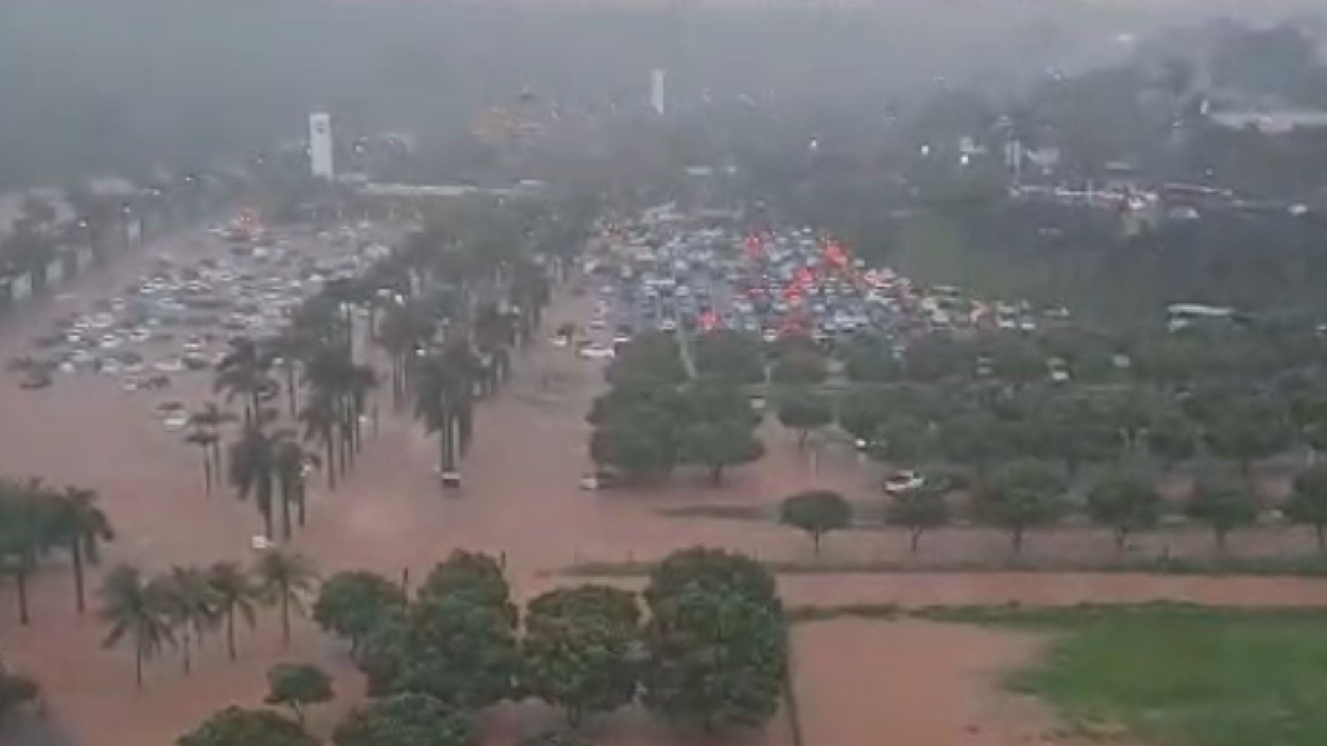 Chuva provoca alagamentos e deixa carros submersos em estacionamento de parque aquático de Olímpia; vídeo  