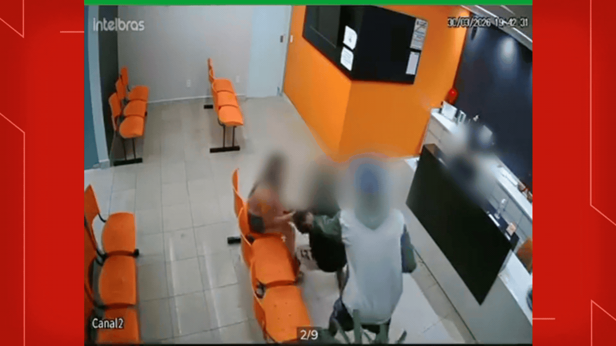 VÍDEO: suspeitos tentam roubar celular e mulher reage em clínica no DF