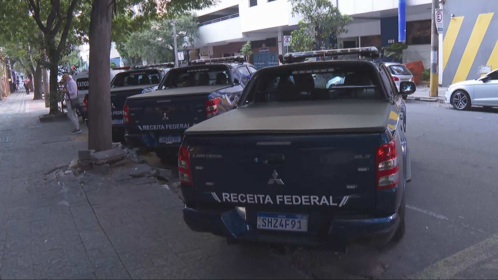 Viaturas da Receita Federal no Centro de BH. — Foto: TV Globo