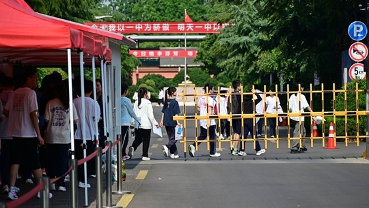 Gaokao: maior vestibular do mundo tem IA, bloqueio de apps e silêncio nas ruas na China - Provas acontecem de 7 a 10 de junho em províncias de todo o país. O exame é uma etapa fundamental para quem quer cursar o ensino superior na China.