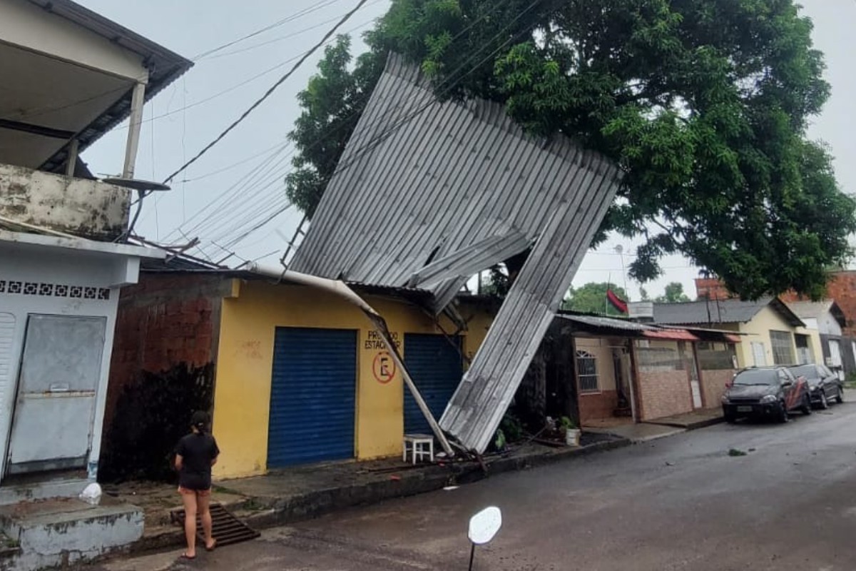 Temporal destelha casa na zona Centro-Oeste de Manaus; VÍDEO