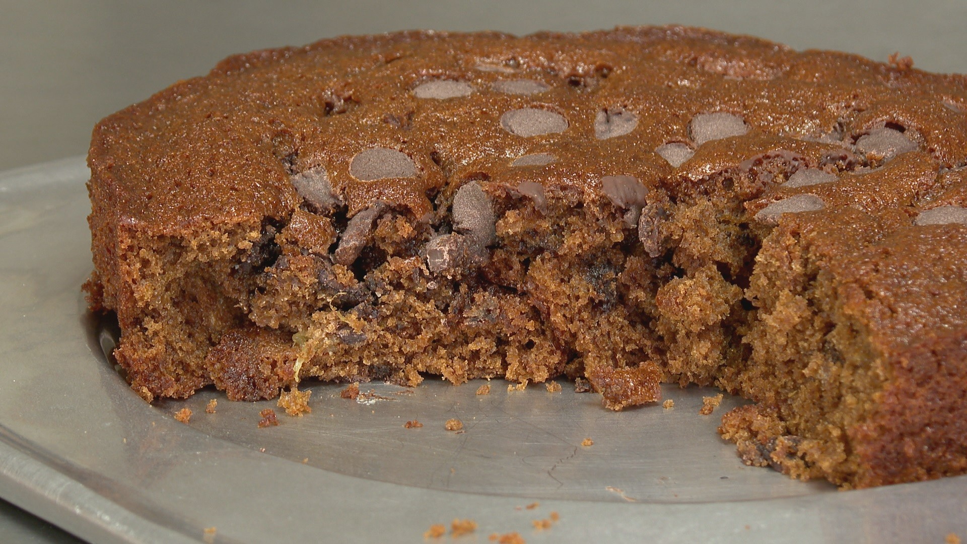 Bolo de café: aprenda a preparar receita com raspas e pedaços de laranja