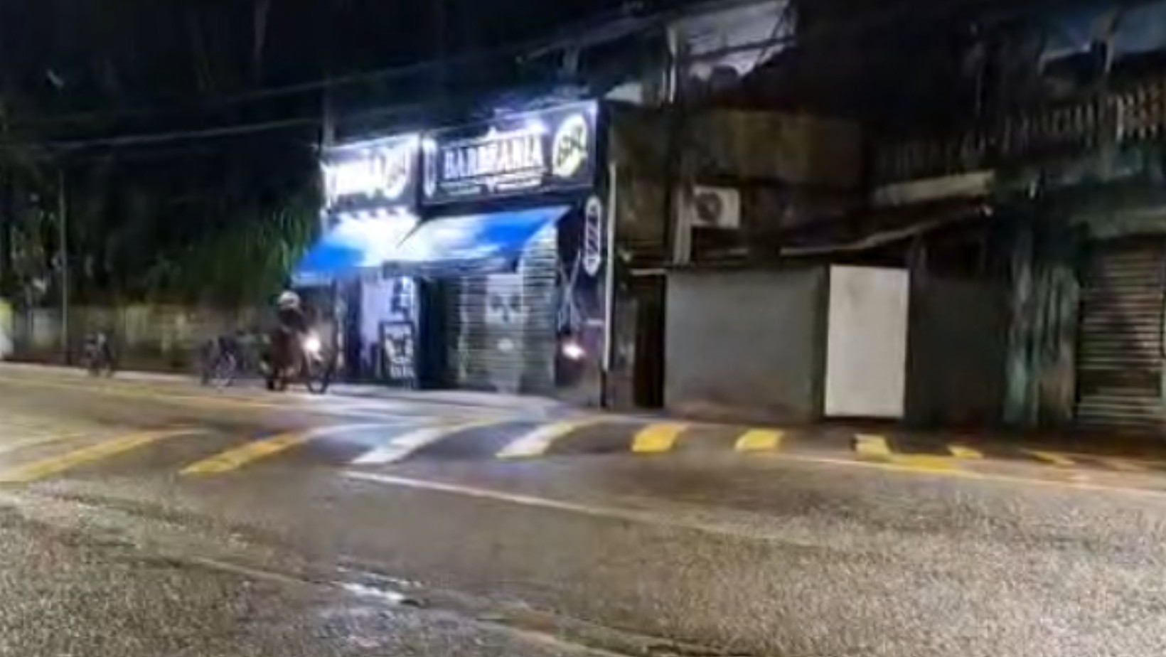 VIDEO shows the moment when a duo on a motorcycle shoots two young people in a wine cellar in Ubatuba