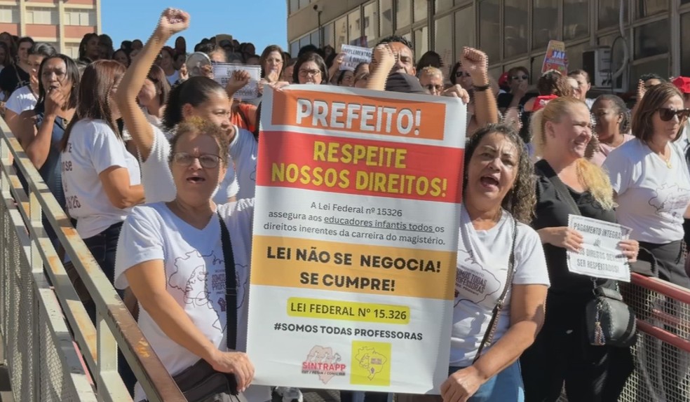 Educadores infantis fazem paralisação e protesto em frente à Prefeitura de Presidente Prudente — Foto: Aceituno Jr/TV TEM