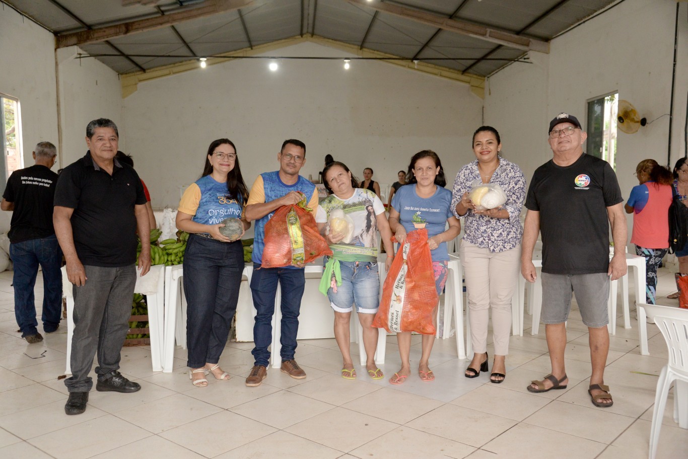 Mais de 400 famílias dos bairros Novo Horizonte e Floresta recebem kits de alimentos do PAA