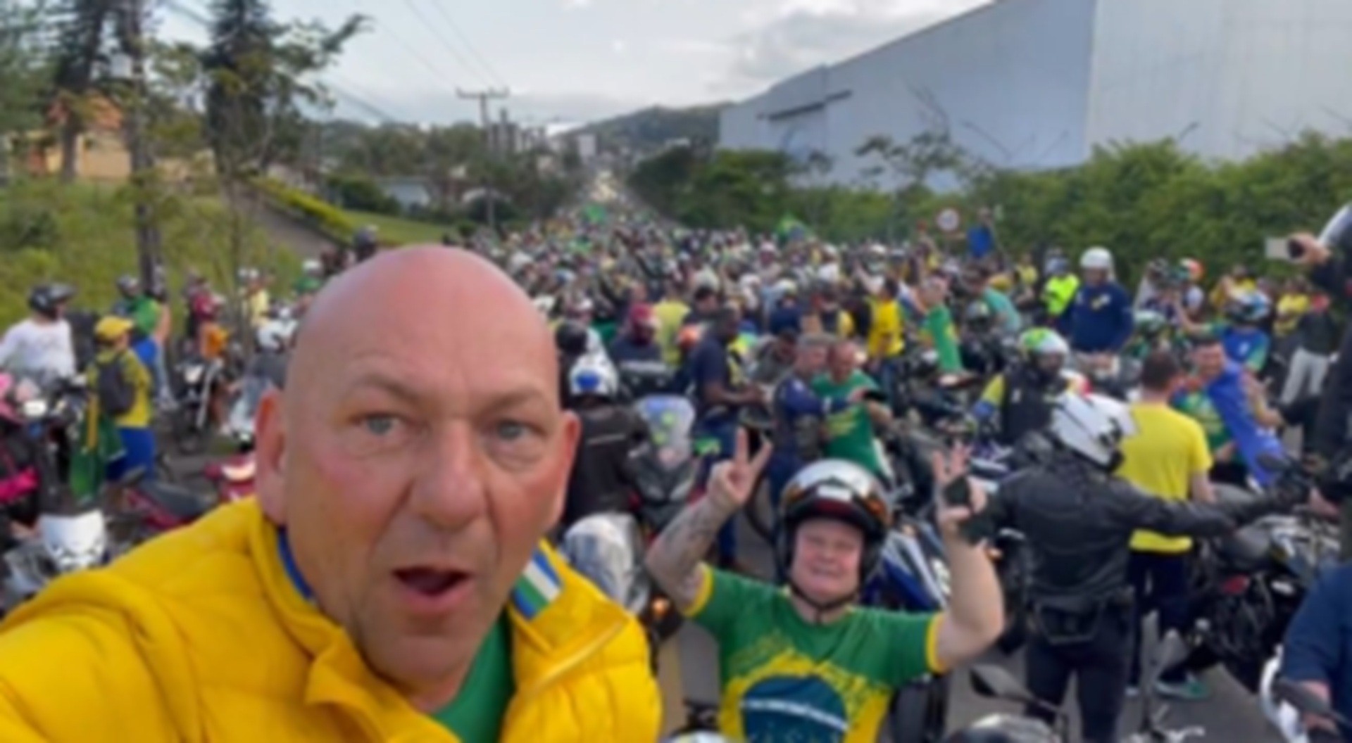 É #FAKE que vídeo de Luciano Hang tenha sido gravado em motociata em Joinville no último domingo; gravação é de 2022