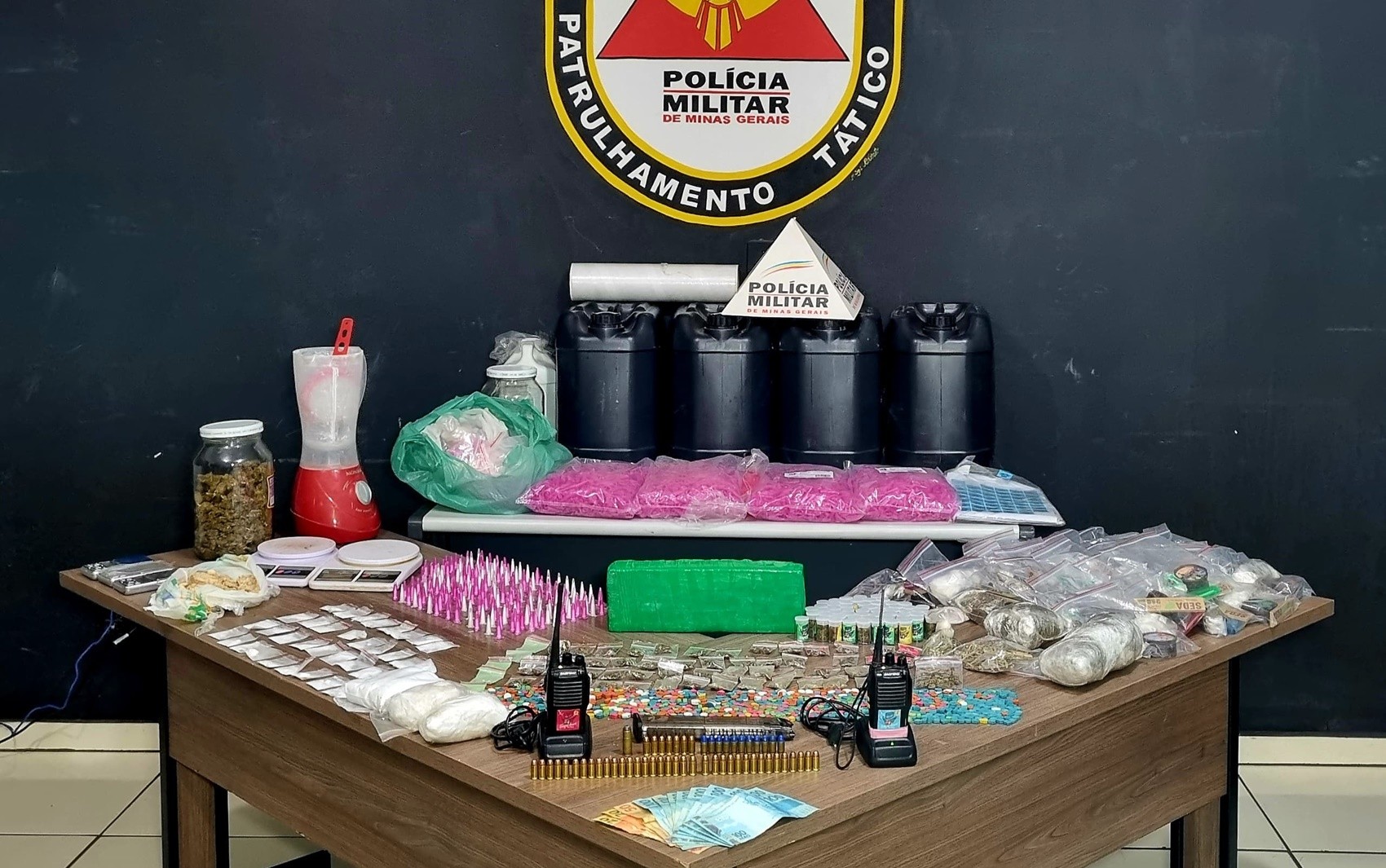 PM encontra laboratório de refino e embalo de drogas em Passos, MG