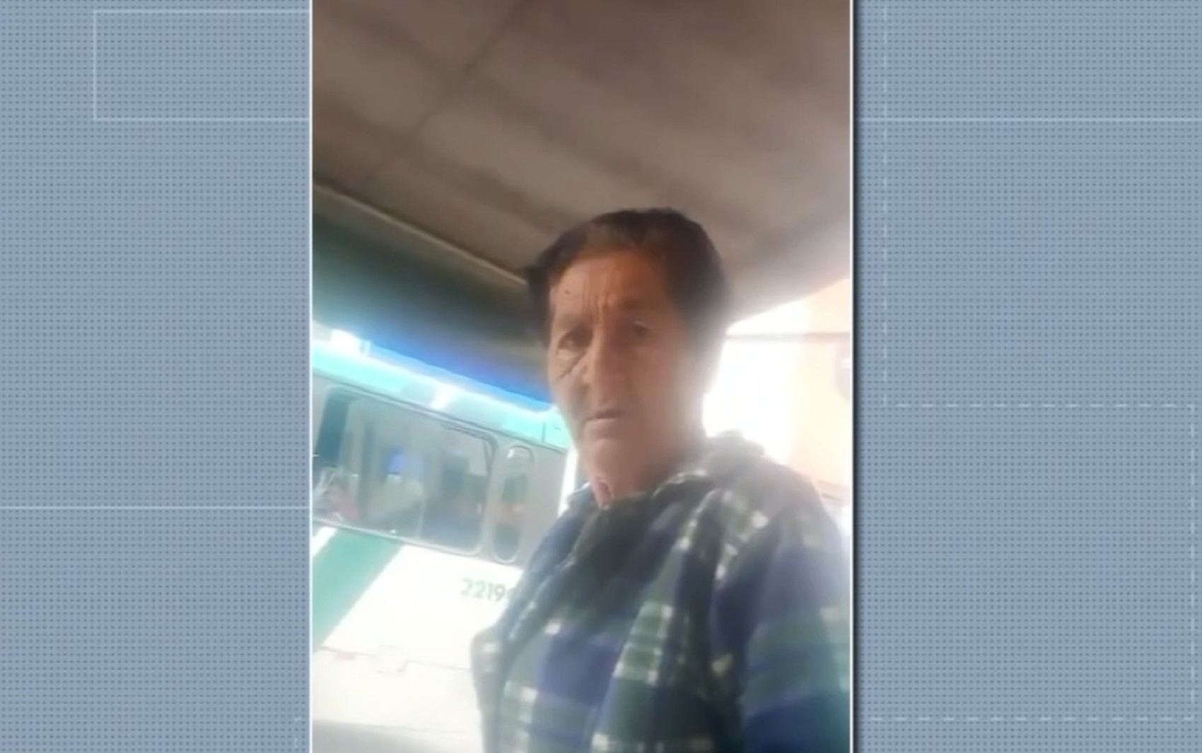 Motorista de ônibus é alvo de ofensas racistas em ponto e registra agressões em vídeo no Centro de Pouso Alegre, MG