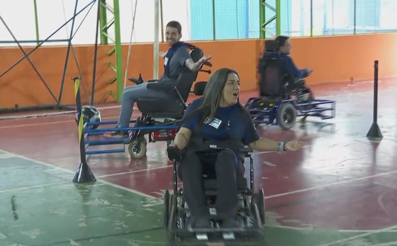 Futebol em cadeiras motorizadas leva inclusão a pessoas com deficiência no interior de SP