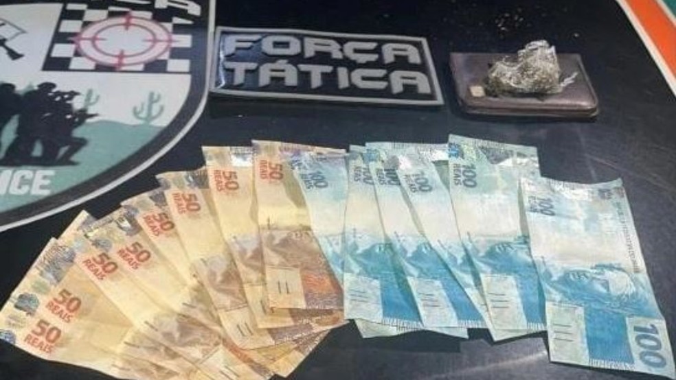 Casal preso pela polícia tentou pagar consumação em bar usando cédulas falsas. — Foto: Polícia Militar/ Divulgação