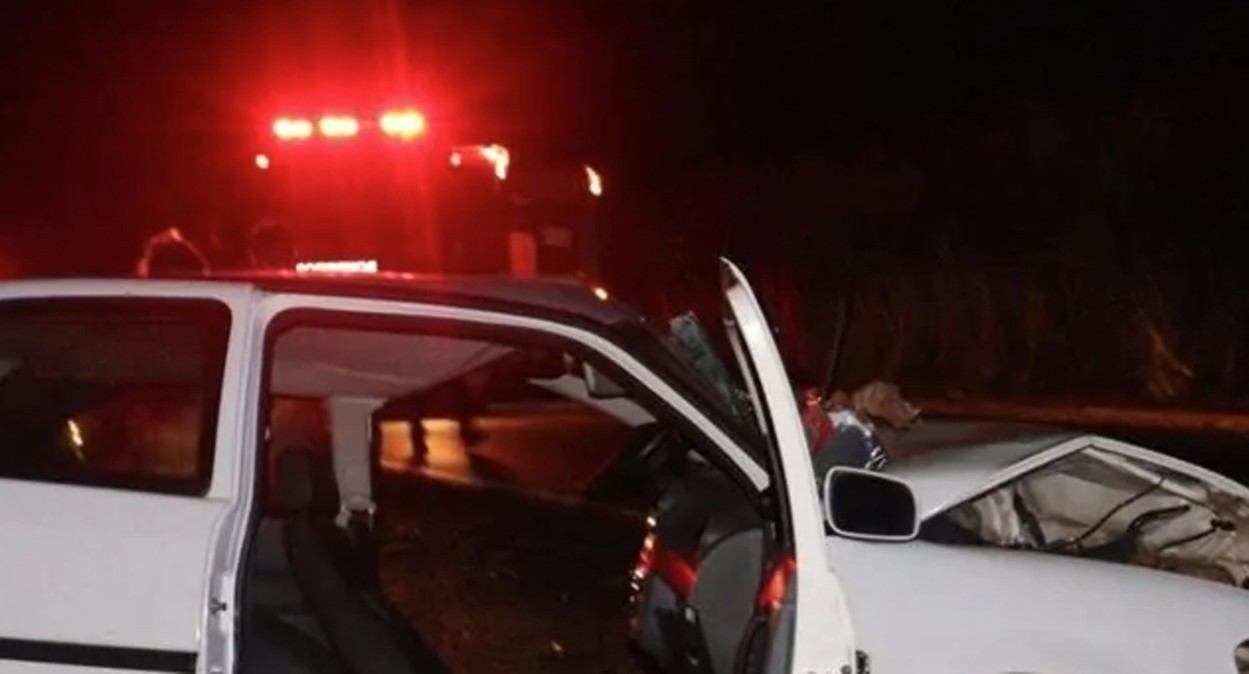 Homem morre após colisão frontal; 4 vítimas ficam presas às ferragens no interior de SP