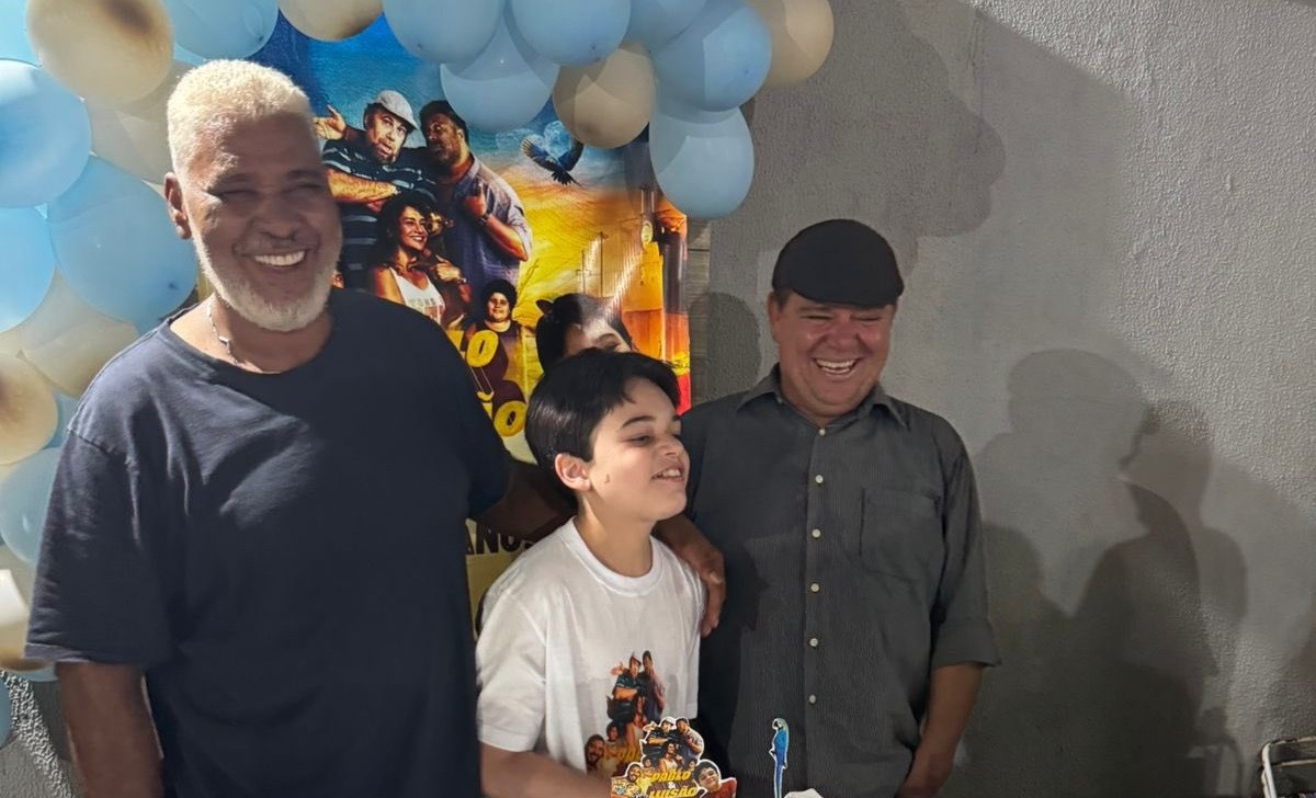 Garoto faz festa de aniversário com tema 'Pablo e Luisão' e ganha surpresa