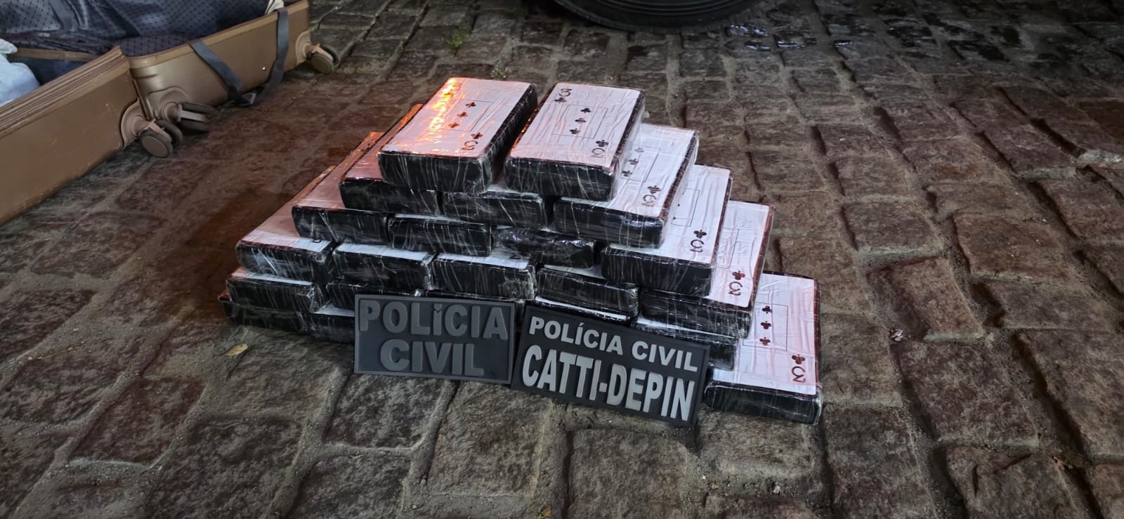 Mulher é presa com 26 kg de cocaína dentro de mala em rodoviária no sudoeste da Bahia