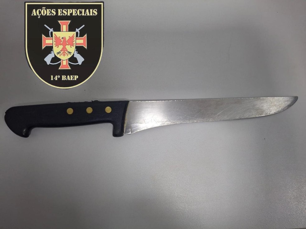 Policiais encontraram faca, carteira com dinheiro e documentos, e celular no carro — Foto: Polícia Militar/Divulgação
