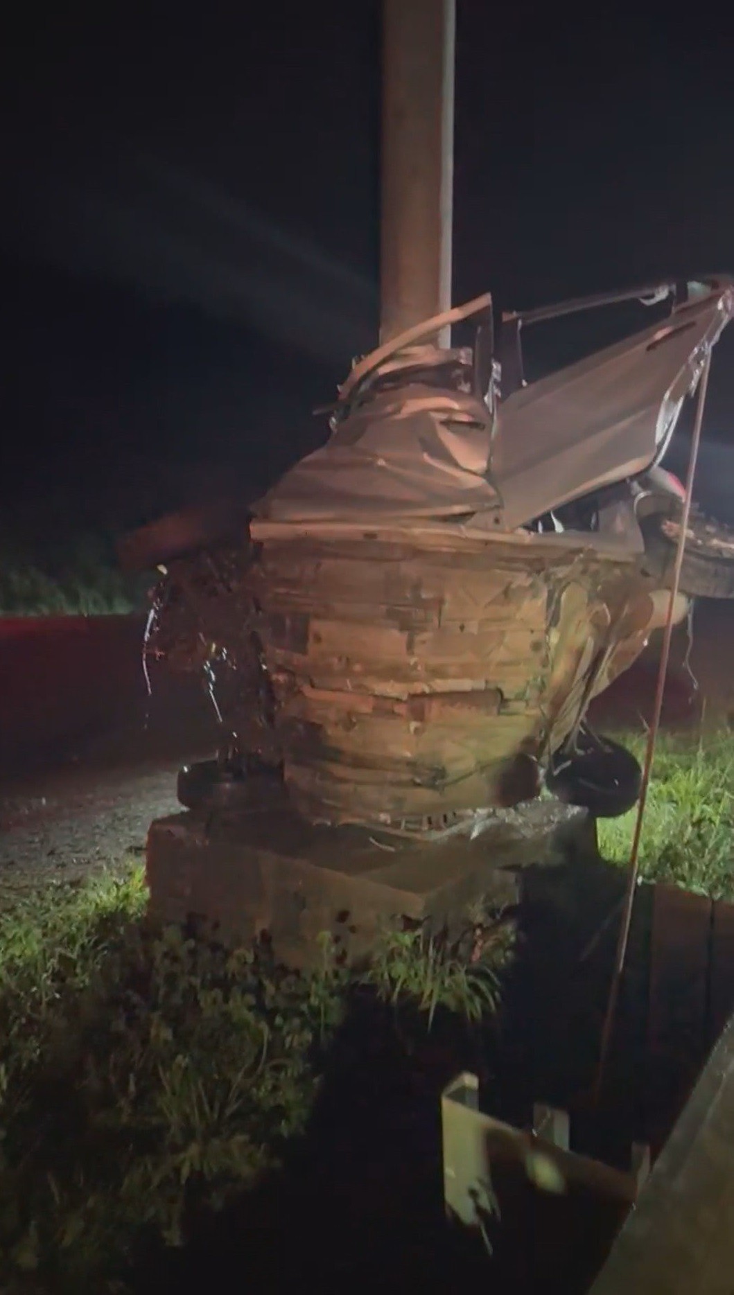 Motorista morre após carro atingir poste de sinalização em Confins