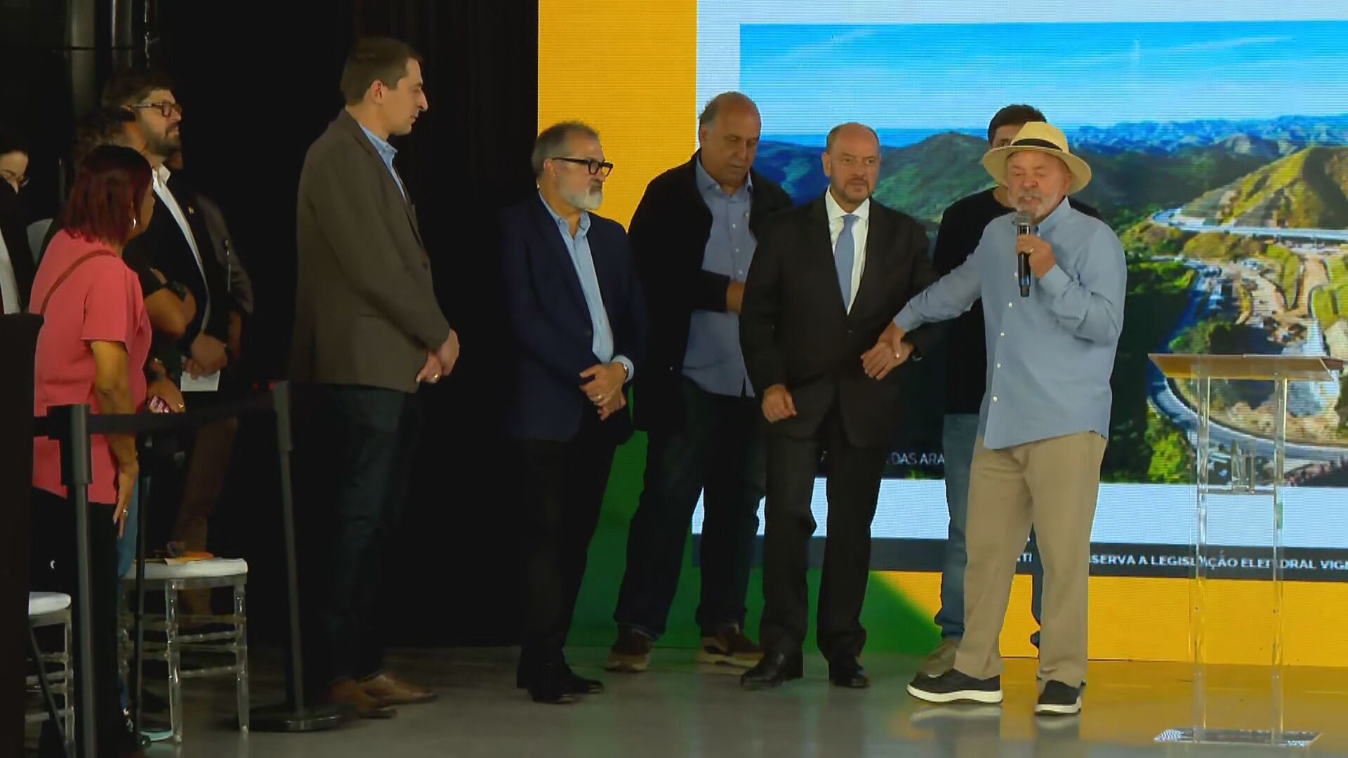 Lula elogia Ricardo Couto e cita ex-governadores presos no RJ diante de Pezão, que não aplaude