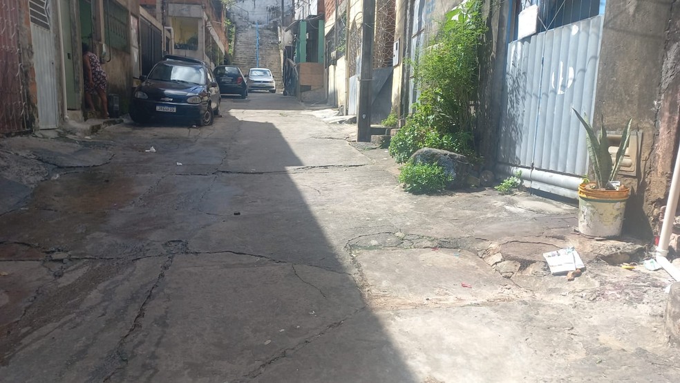 Homem foi morto a tiros na Rua das Acácias, na localidade conhecida como Calafate  — Foto: Andréa Silva/TV Bahia 