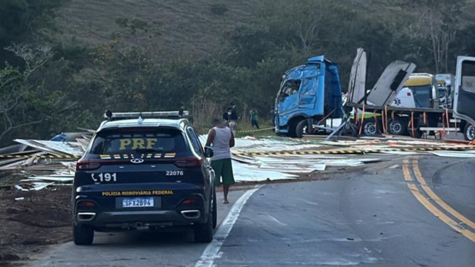 Acidente com morte interdita a BR-101 em Itapemirim, no ES
