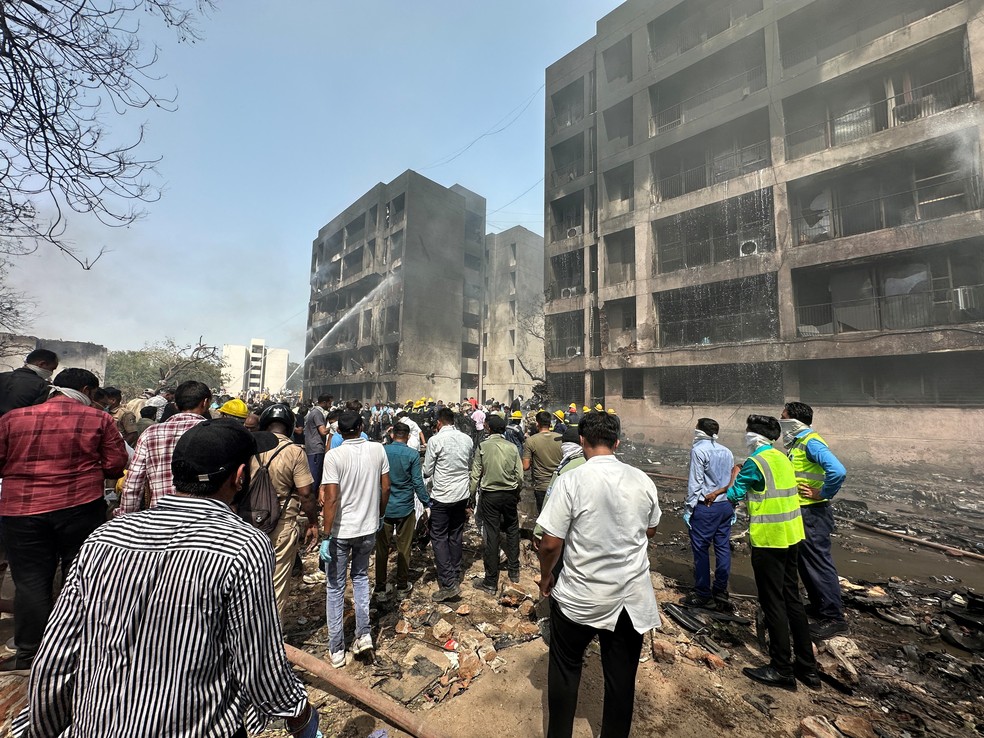 Avião cai perto do aeroporto de Ahmedabad, no oeste da Índia, no dia 12 de junho de 2025. — Foto: REUTERS/Amit Dave