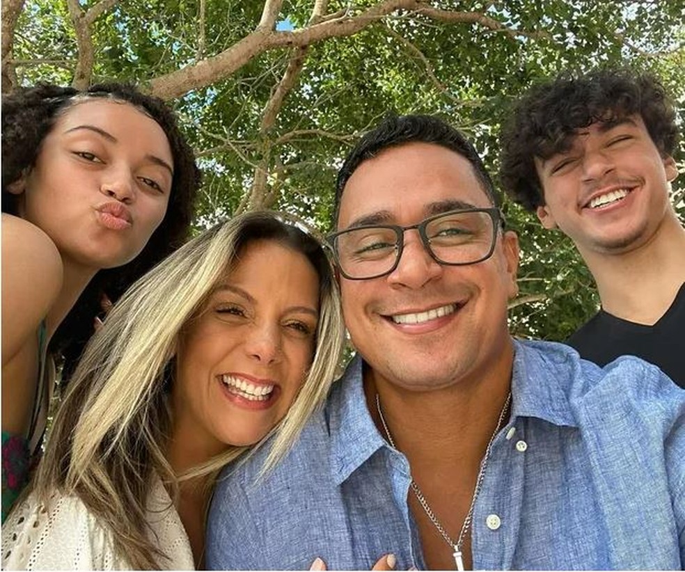 Carla Perez com Xanddy e os filhos, Camilly Victória e Victor Alexandre — Foto: Reprodução/Instagram