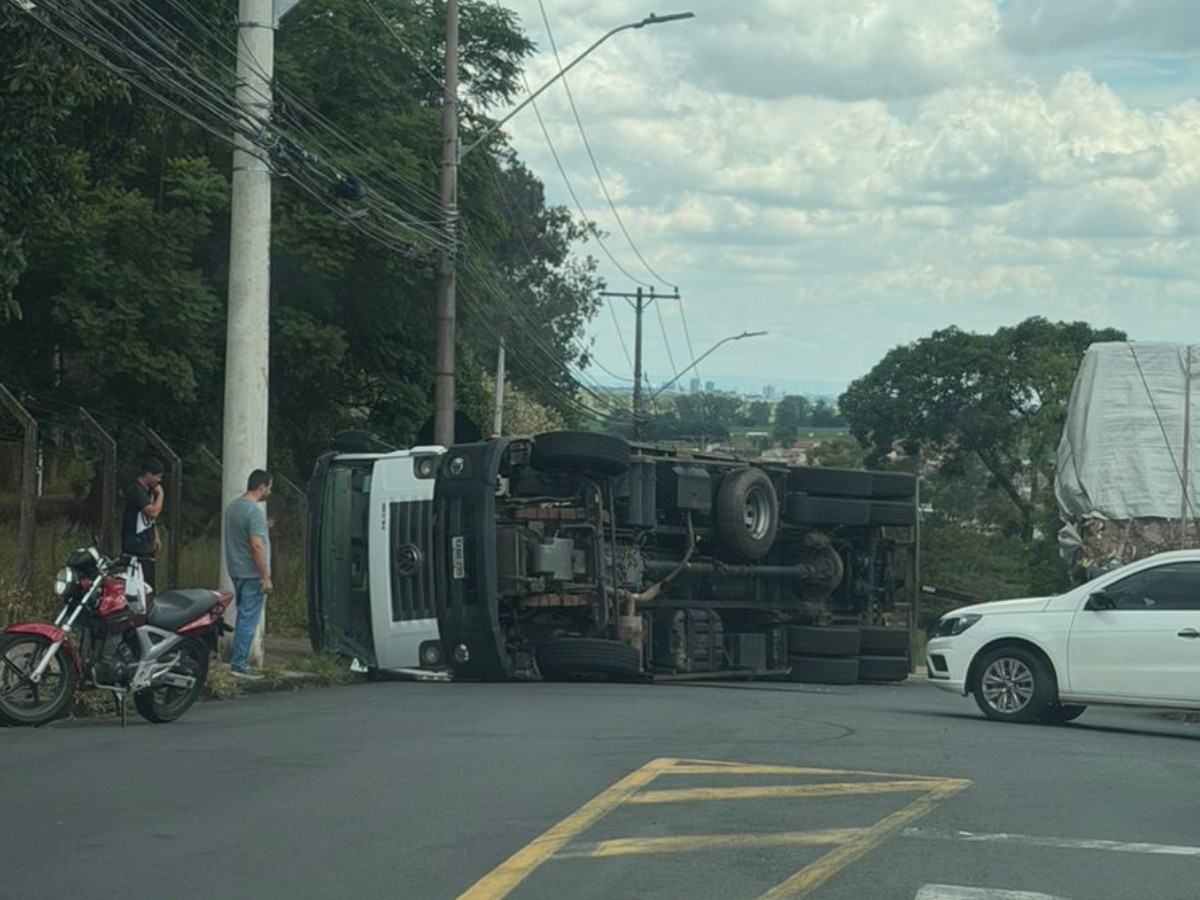 Caminhão tomba em rotatória e interdita avenida de Americana