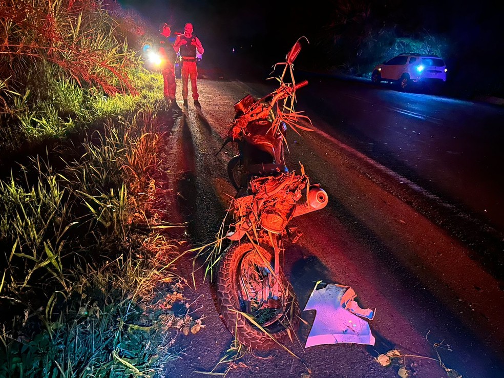 Sargento da PM aposentado morre após motocicleta em que estava ser atingida por carro de luxo na BR-153, no Paraná — Foto: PRF