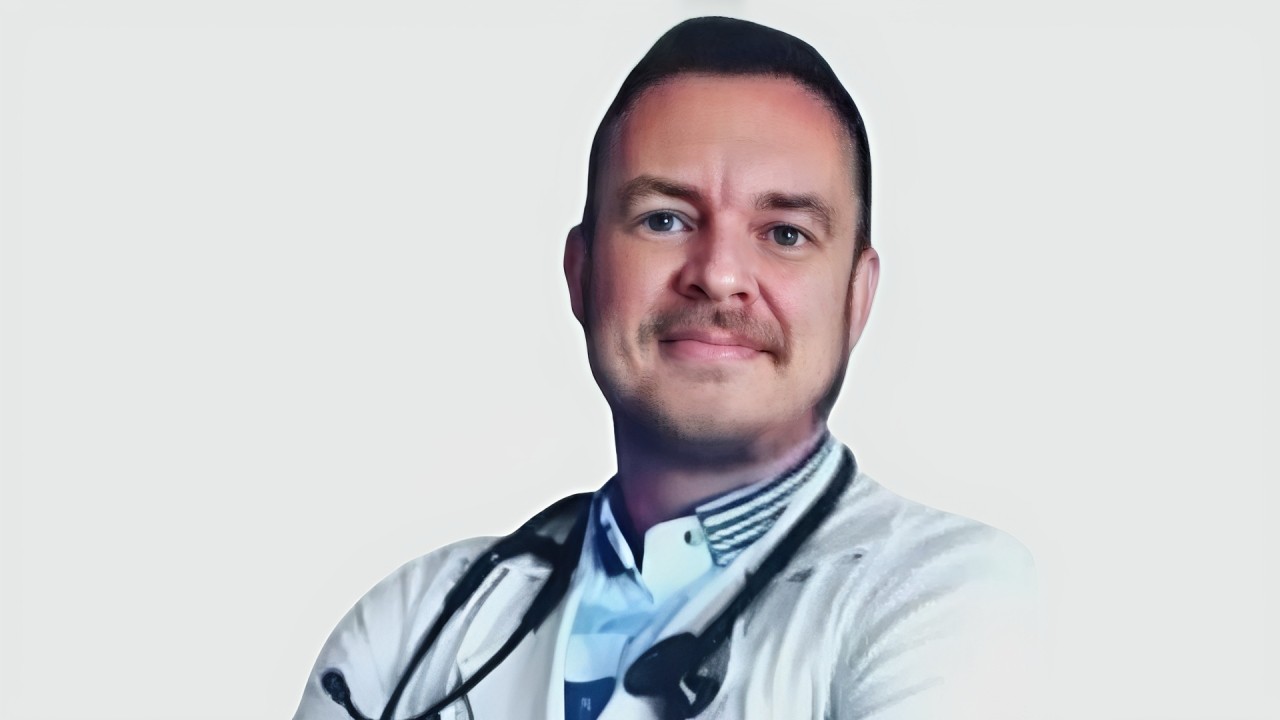 Médico que emitia receitas usadas por influenciador para comprar anabolizantes se entrega à polícia