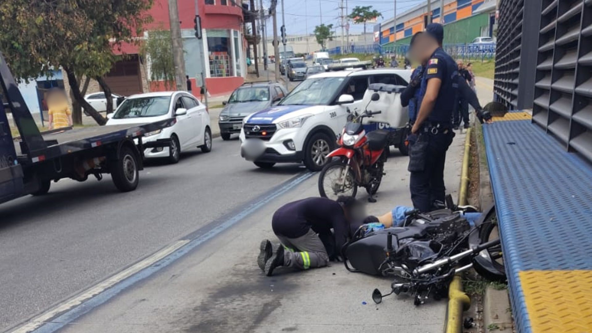 Motociclista é socorrido após sofrer acidente na Avenida Itavuvu em Sorocaba 