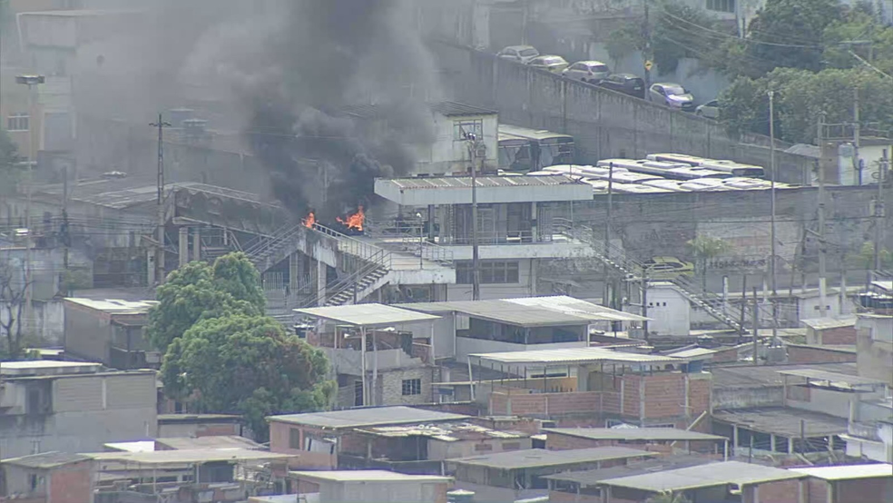 Bandidos colocaram barricadas em uma passarela de Vigário Geral — Foto: Reprodução/TV Globo