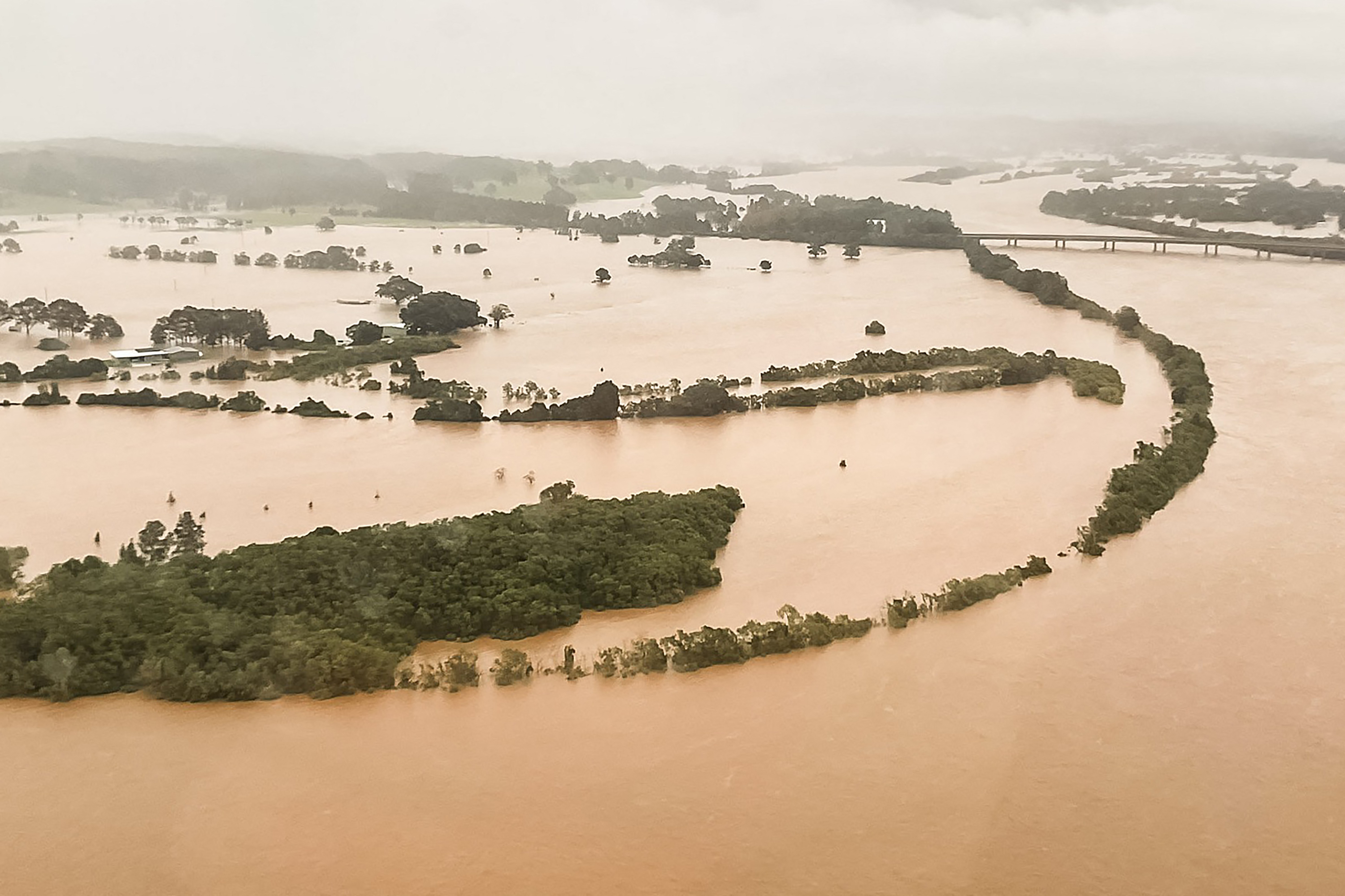 Enchentes deixam 1 morto e 50 mil pessoas ilhadas na Austrália