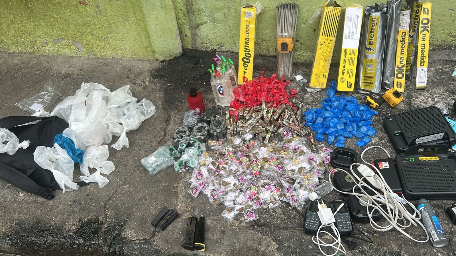 PM faz operação no Morro Azul, no Flamengo, e encontra corpo de homem carbonizado