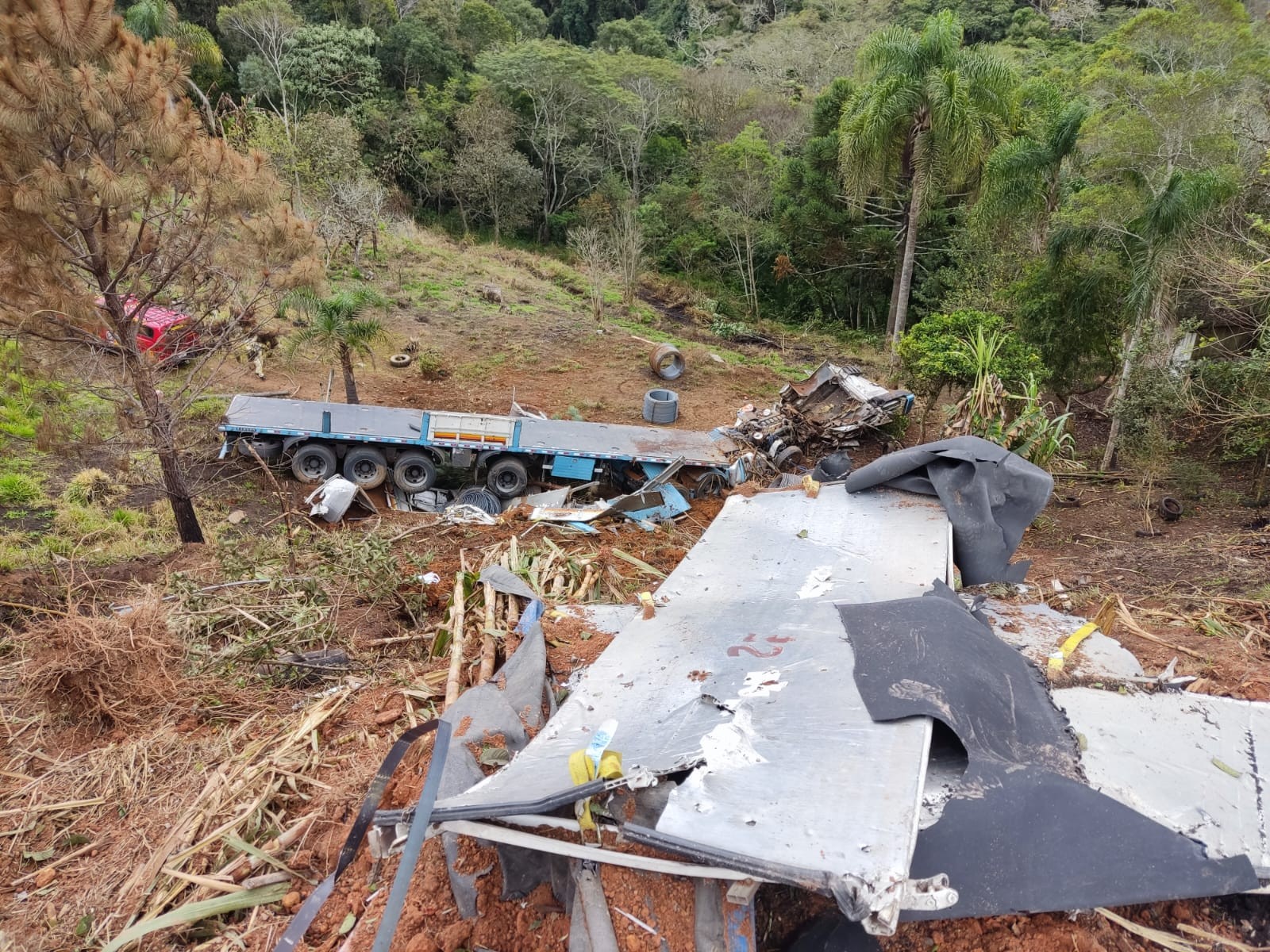 Motorista sai ileso de acidente que deixou carreta destruída no PR: 'Só vi tudo fazendo volta'