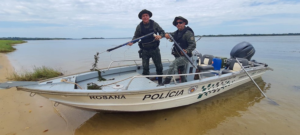 Durante Operação Piracema, Polícia Ambiental apreende equipamentos de pesca subaquática no Rio Paraná, em Rosana (SP) — Foto: Polícia Ambiental