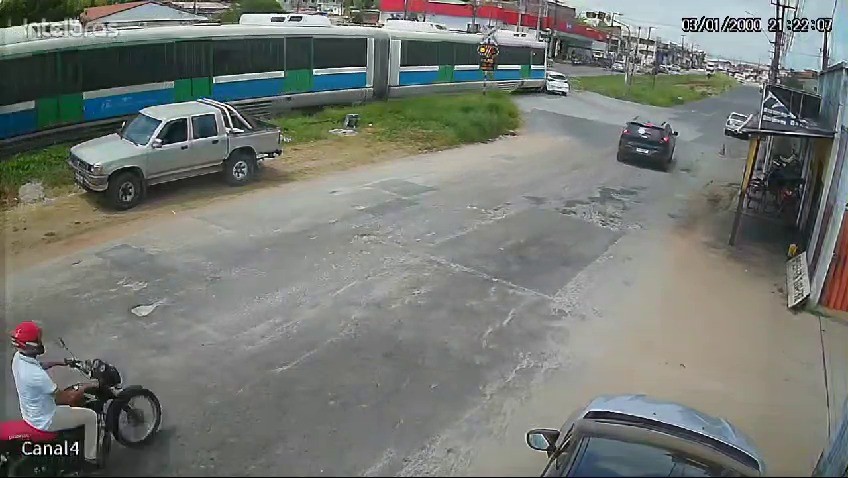 Carro atravessa via férrea e é atingido por VLT na Ilha do Bispo, em João Pessoa; vídeo