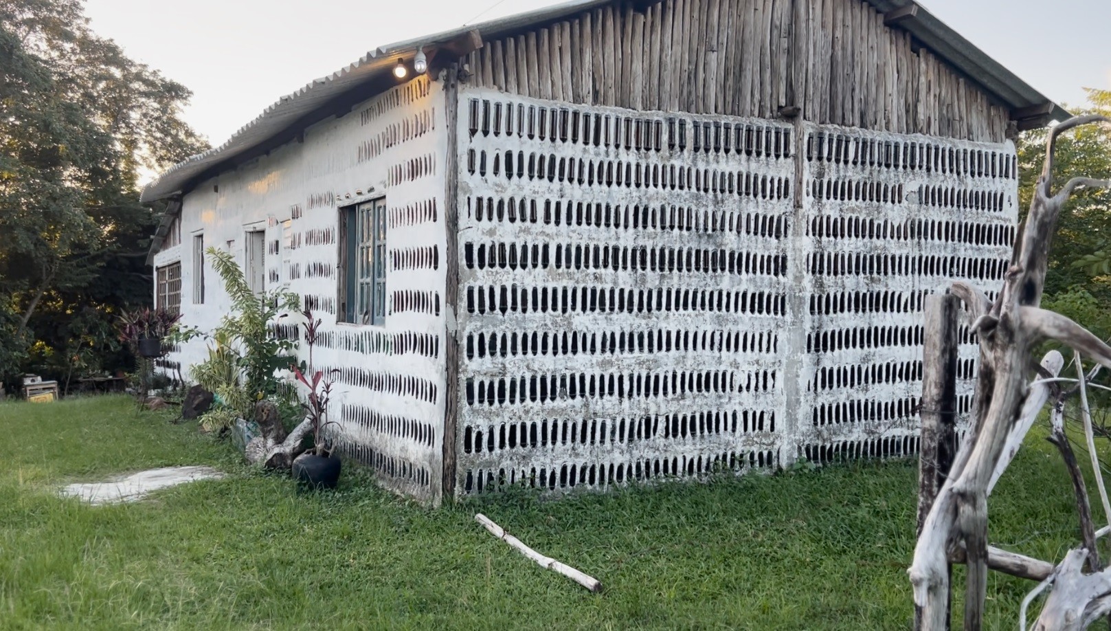 Mãe e filha constroem casa com garrafas de vidro recolhidas do lixo e criam espaço de ecoturismo em Itamaracá: 'Uma obra de arte'