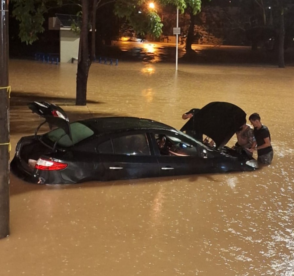 Carro ficou ilhado na Avenida Dom Aguirre, durante o temporal que atingiu Sorocaba na noite de quinta-feira — Foto: Geraldo de Paula/DJ Geraldinho/Arquivo pessoal