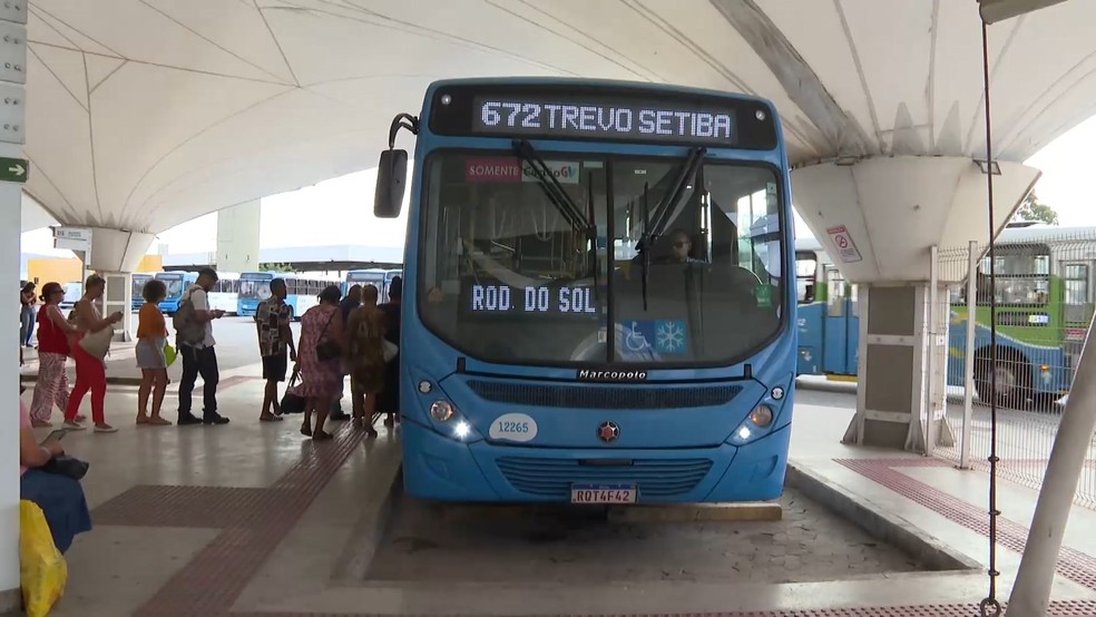 Celular explodiu no bolso de passageira dentro de ônibus Transcol da linha 672 em Guarapari, no Espírito Santo — Foto: Reprodução/TV Gazeta
