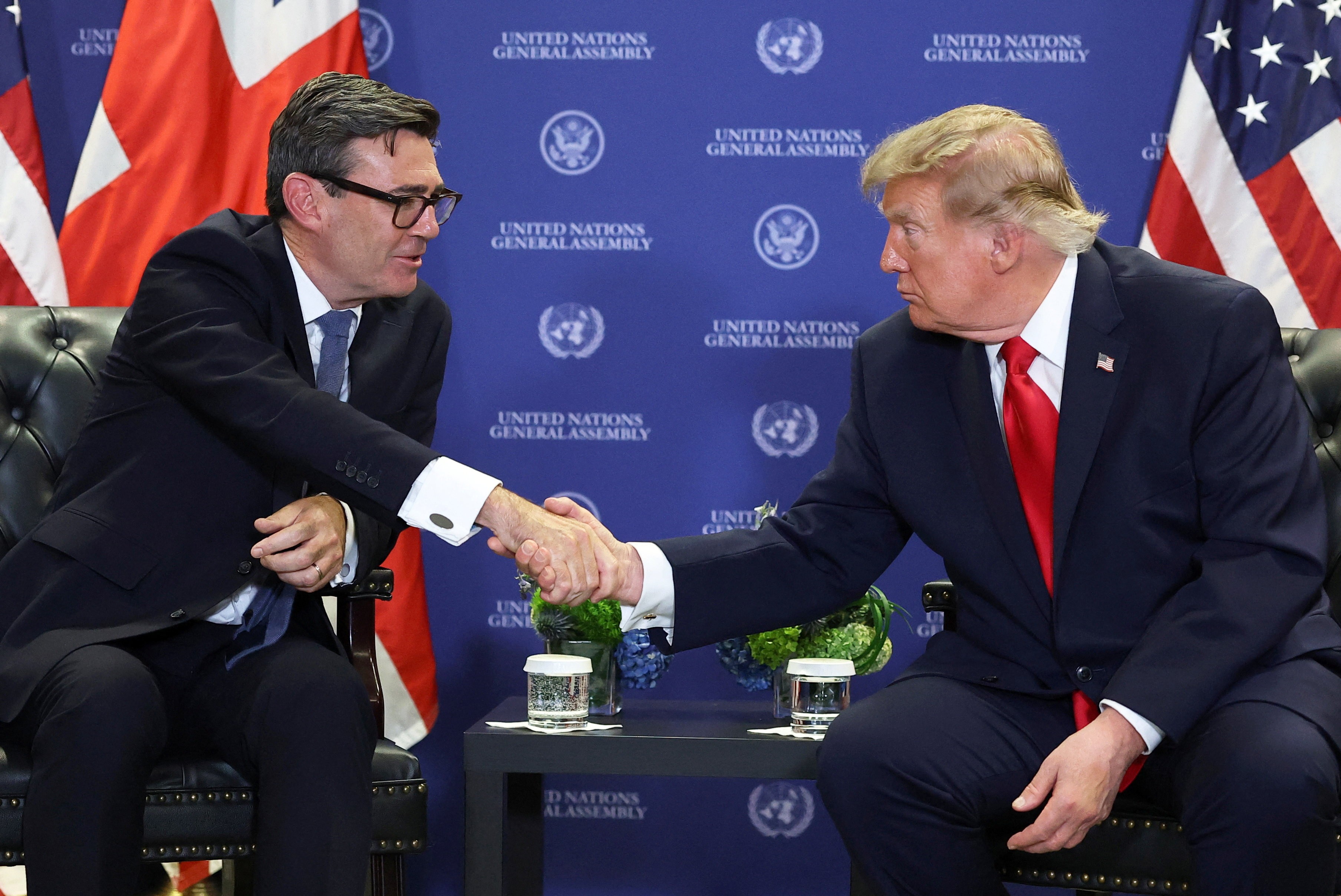 Premiê britânico diz a Trump que Reino Unido está 'pronto para fazer a sua parte no Oriente Médio'