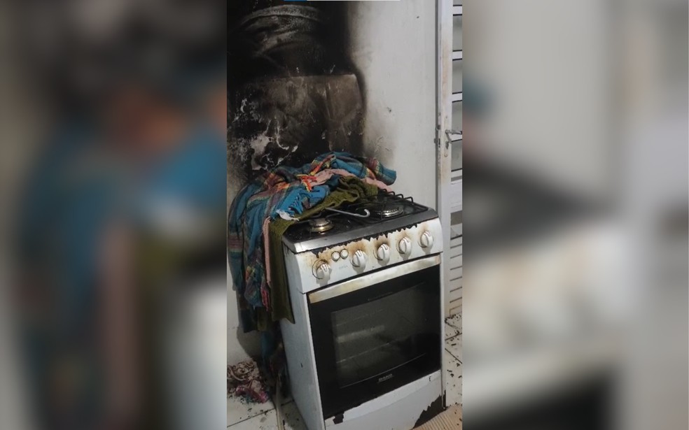 Mulher esquece panela no fog&atilde;o, casa pega fogo e vizinho evita que inc&ecirc;ndio se espalhe em Nhandeara (SP) &mdash; Foto: Defesa Civil/Divulga&ccedil;&atilde;o