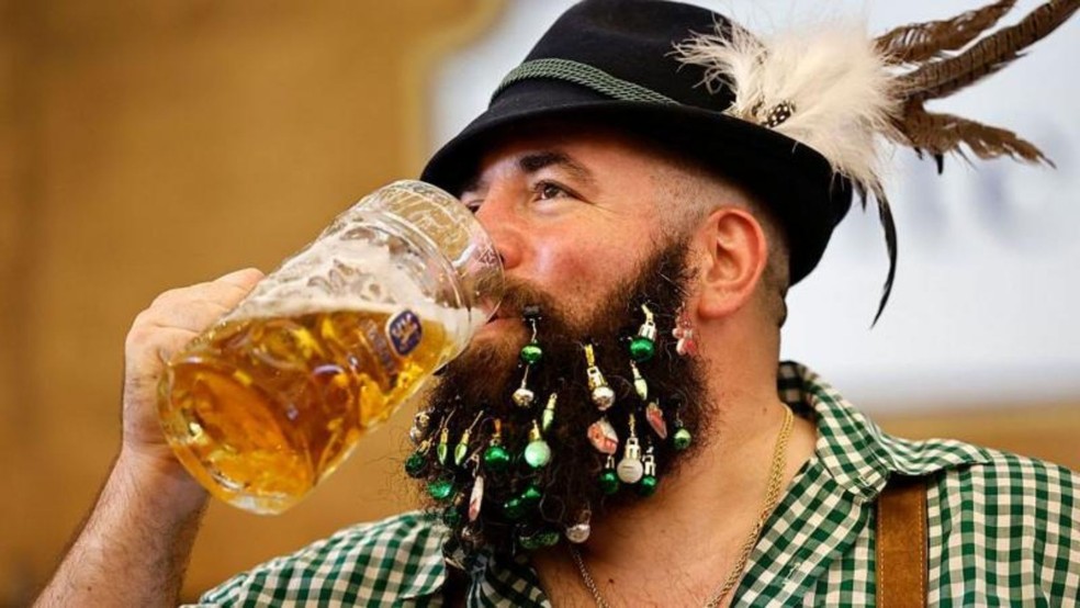 Cerca de 6,5 milhões de visitantes compareceram à Oktoberfest de 2025 ao longo dos 16 dias de duração do evento. — Foto: Getty Images via BBC