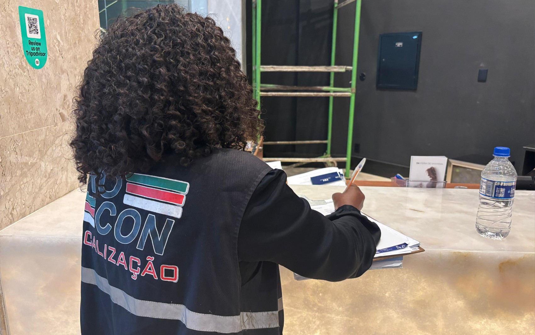 Procon autua motéis, hotéis e restaurantes de Feira de Santana por irregularidades em operação de Dia dos Namorados