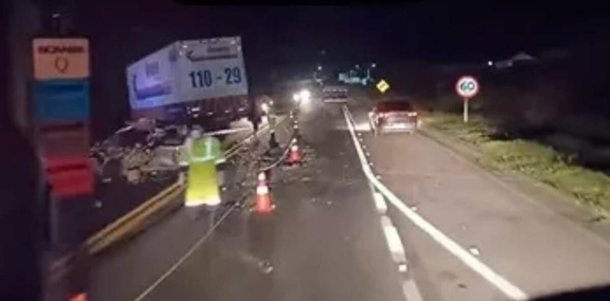 Acidente grave entre caminhão e dois carros mata motorista na BR-040