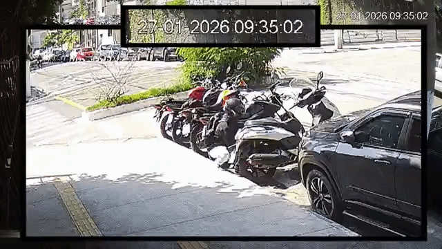 VÍDEO: flagrante mostra ladrão roubando módulo de quatro motos em menos de um minuto em plena luz do dia
