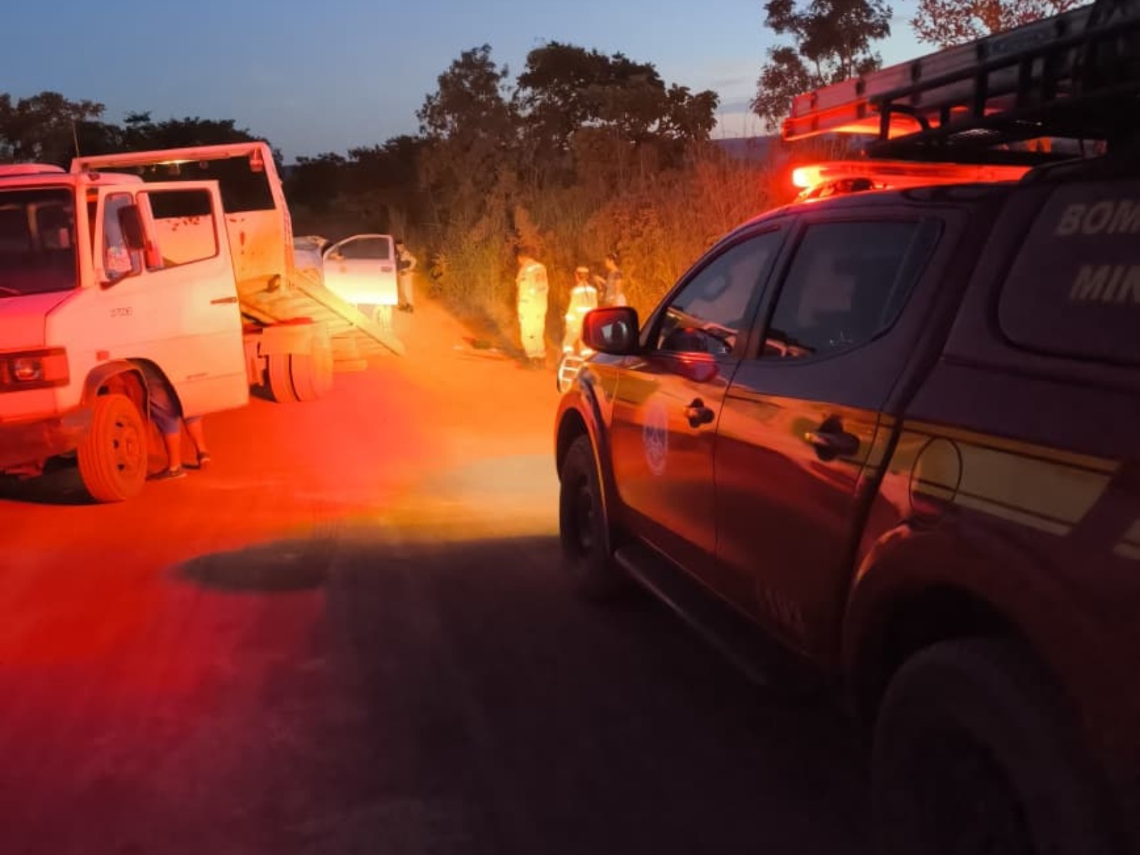 Carro capota em zona rural de Unaí, deixa três feridos e provoca vazamento de combustível
