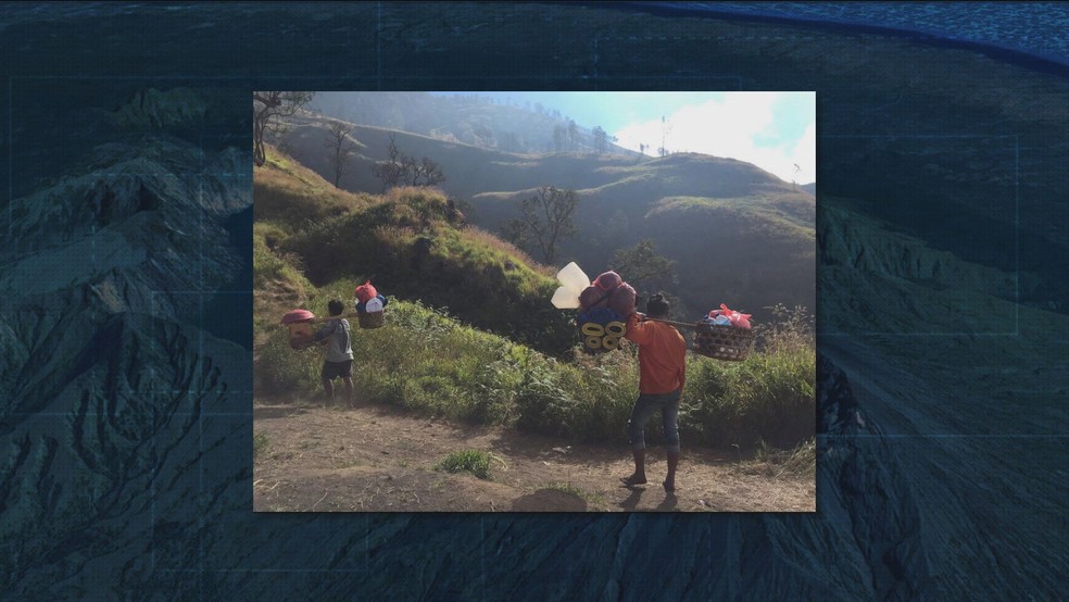 Guias na Indonésia andam descalços, sem proteção térmica adequada, levando pouca água e comida, dizem turistas. — Foto: Reprodução TV Globo